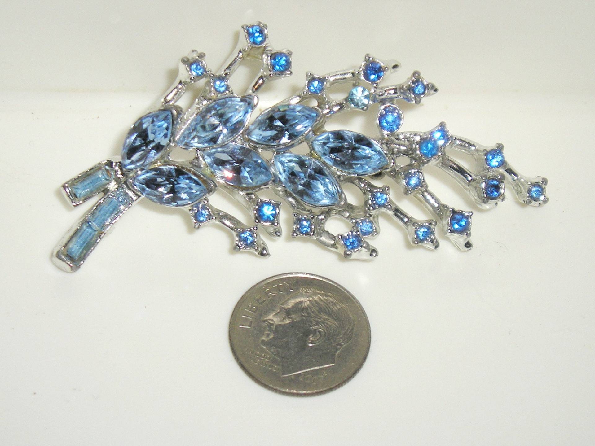 Vintage Blue Crystal Strass Topf Metall Brosche Anstecknadel. Posh 50Er Jahre Schmuck 2134 von drjewelsvern