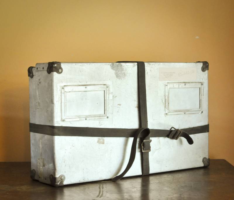 Vintage Industrial Blechdose Mit Riemen von drowsySwords