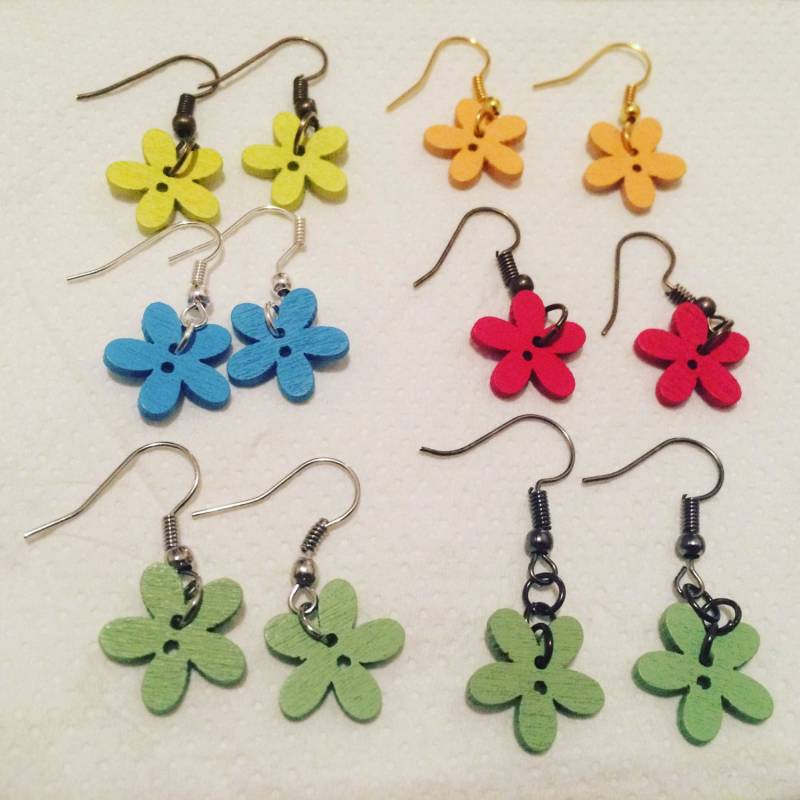 Hölzerne Blumenohrringe in Einigen Farben Hölzerne Blumenohrringe in Einigen Farben von drsenorita