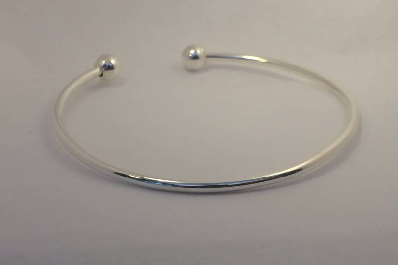 Schöne Silber Armbänder in Verschiedenen Stilen von drsenorita