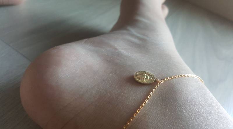 18 Karat Gold Winzige Jungfrau Maria Fußkettchen, Medaillon Münze Brautjungfer Geschenk, Geburtstagsgeschenk von dua770