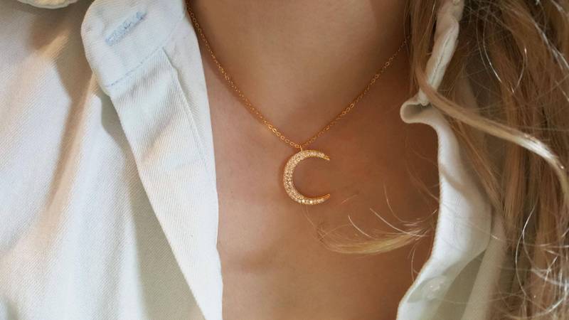 Crescent Moon Lange Geschichtete Halskette Kristall Rohstein Statement Frauen Valentinstag Männer von dua770