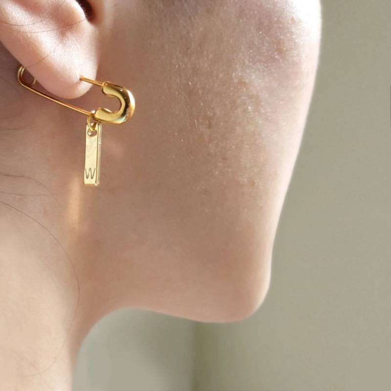 Initial Sicherheitsnadel Ohrring, Disc Unikat Münze Ohr Manschette, Hand Gestempelter Brautjungfer Geschenk, Jacke von dua770