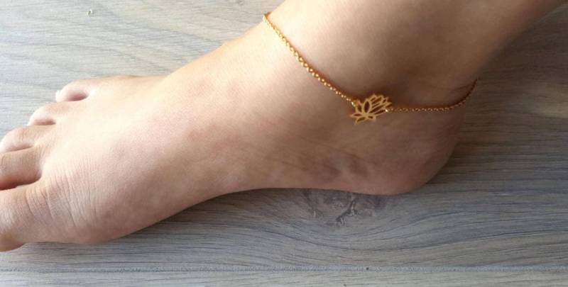 Zarte Hübsche Lotus Fußkettchen, Zarte Blatt Dünne Goldkette, Layering Armband, Brautjungfer Geschenk von dua770
