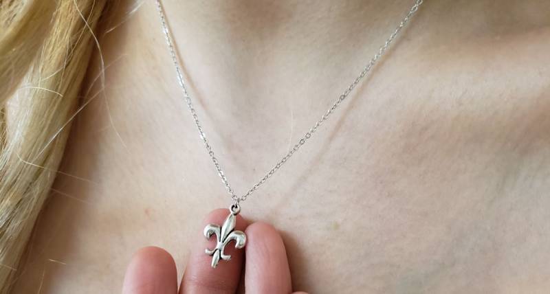 Zarte Silber Fleur De Lis Halskette, Blumen Halsketten, Lilie Brautjungfer Geschenk, Geschätztes Geschenk von dua770