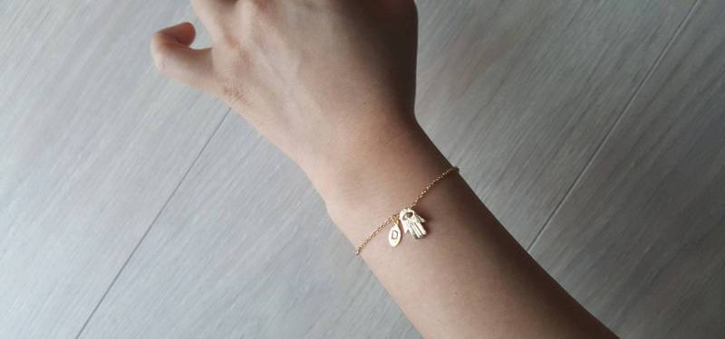 Zarte Zierliche Hamsa Hand Armbänder, Zarte Armband, Layering Brautjungfer Geschenk von dua770