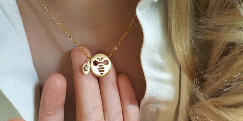 Zierliche Hummel Halskette, Biene Münze Layering Winzige Brautjungfer Geschenk, Geschätztes Geschenk Zierliche Hummel Halskette, Biene Münze Layering Winzige Brautjungfer Geschenk, Geschätztes Geschenk von dua770