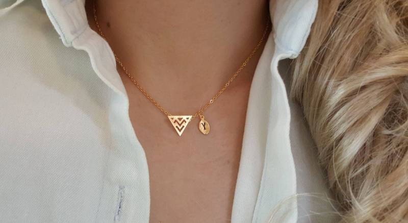 Zierliche Zierliche Dreieck Halskette, Chevron Halsketten, Layering Winzige Brautjungfer Geschenk, Geschätztes Geschenk von dua770