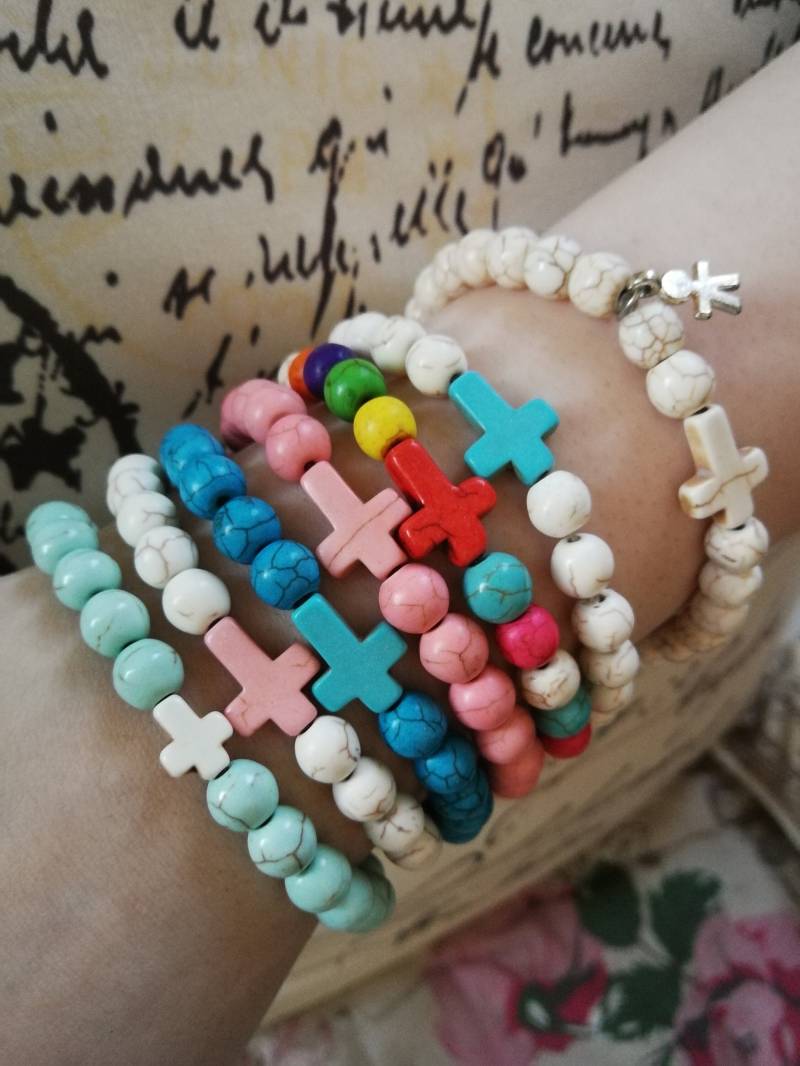 Howlite Stein Kreuz Armbänder 10-200 Erste Kommunion Favorisiert Baby Mädchen Jungen Taufe Elfenbein Gäste Positive Energie Ideen Perlen Giveaway von eAGAPIcom