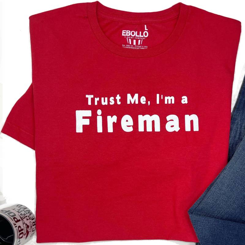 Lustiges Feuerwehrmann T-Shirt "Humorvolles T-Shirt Mit Dem Titel "Trust Me I'm A Fireman"." von eBollo