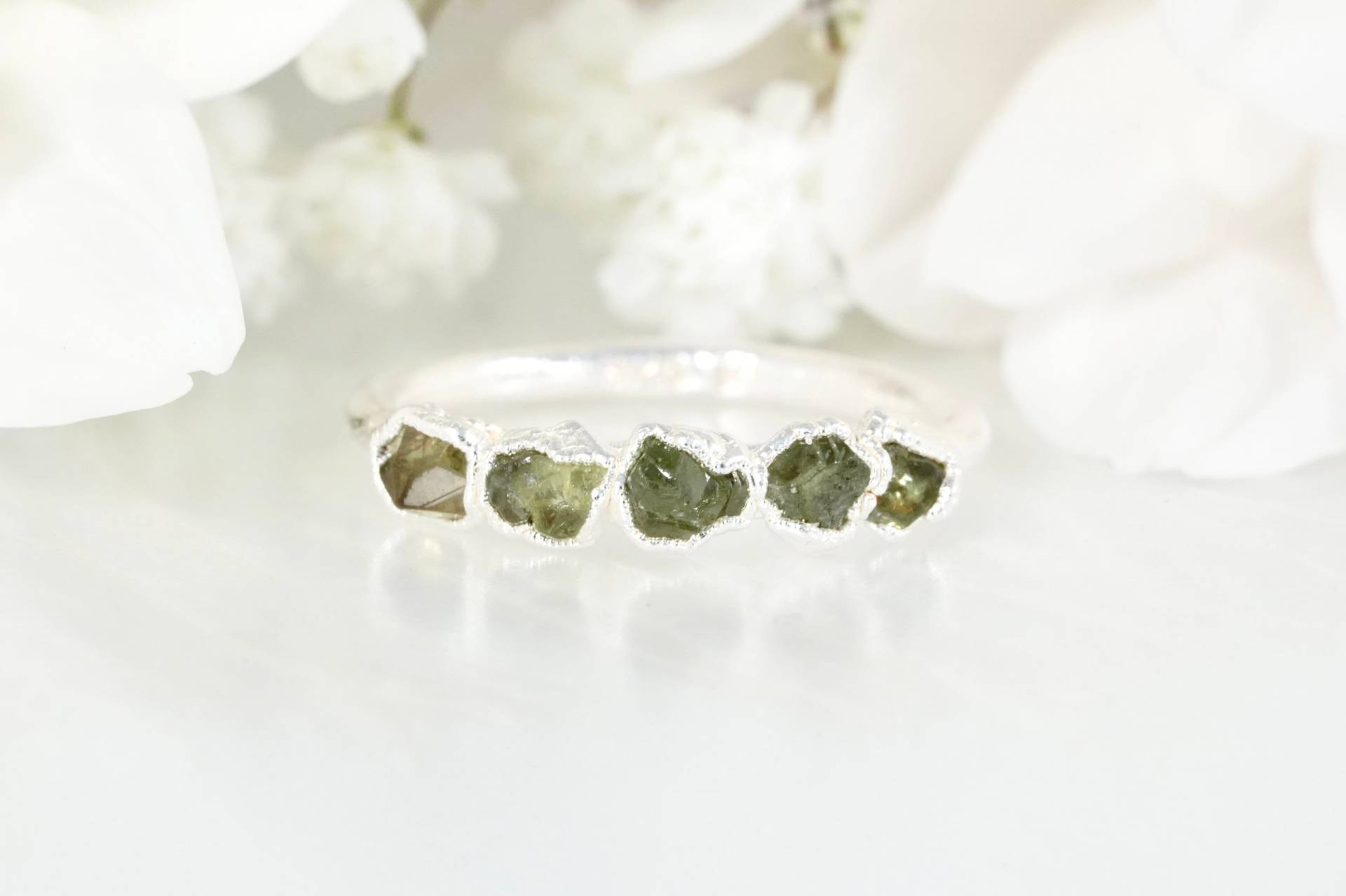 Demantoid Granat Ring Roher Grüner Grüner Ehering Natürlicher Edelstein Januar Birthstone Schmuck von eMerakiGalaxy