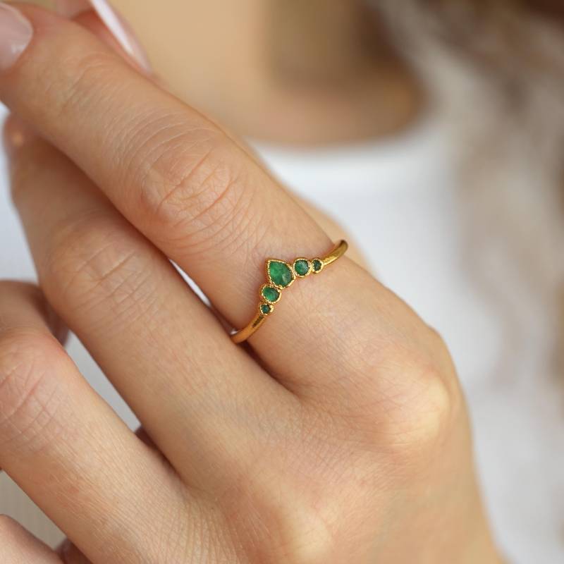 Facettierter Smaragd Wellenring. Natürliche Ehering Chevron Ring Echte Grüne Edelstein Mai Birthstone Schmuck von eMerakiGalaxy