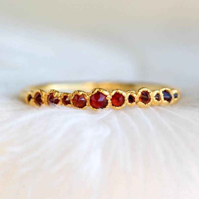 Granat Stein Ring. Rustikaler Electroformed 999Er Feinsilber Natürlicher Bubble Pebble Blutroter Alternativer Ehering Bandring Granat Stein Ring. Rustikaler Electroformed 999Er Feinsilber Natürlicher Bubble Pebble Blutroter Alternativer Ehering Bandring von eMerakiGalaxy