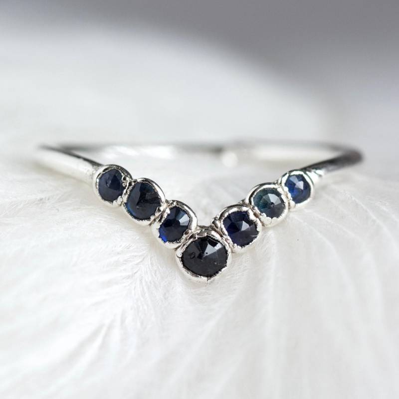 Natürlicher Saphir Ring Blaues Edelstein Band Kieselstein Ehering September Birthstone Schmuck Sapphire Wave 999 Silber von eMerakiGalaxy