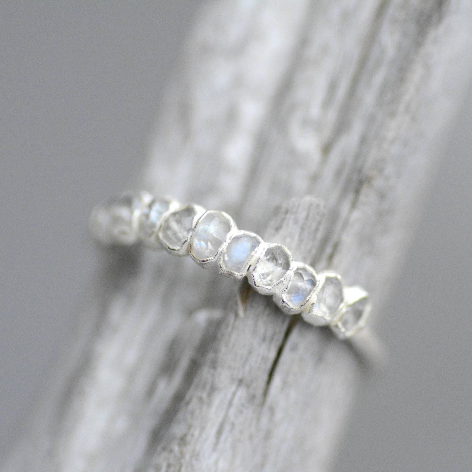 Regenbogen Mondstein Ring. 999Er Reiner Silber Electroformed Natürlicher Facettierter Ovalschliff Blauer Blitz Bandring von eMerakiGalaxy