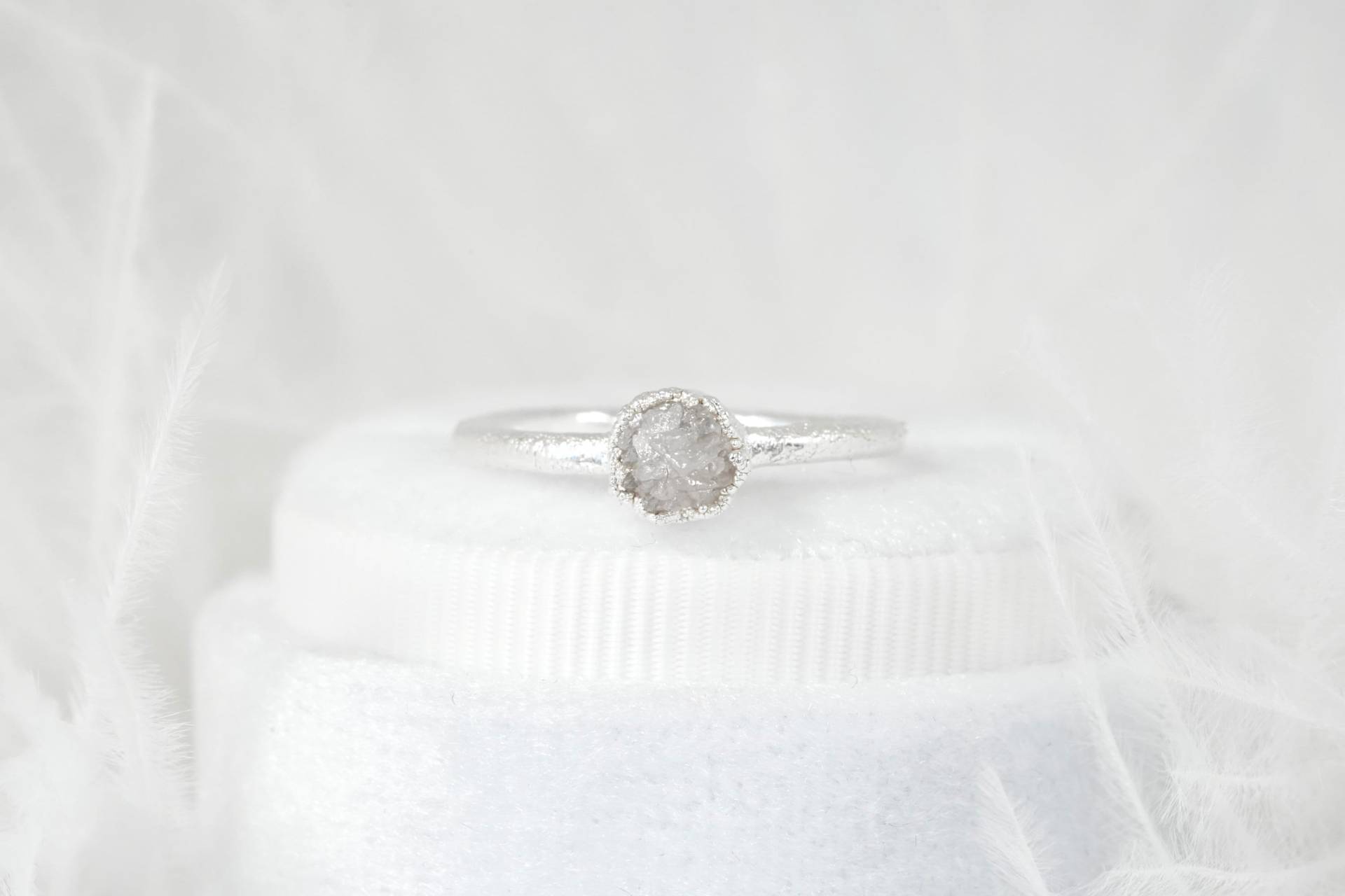 Rohdiamant Ring Feiner Silber Weißer Diamant Band Alternative Verlobungsring Elektrogeformter Schmuck von eMerakiGalaxy