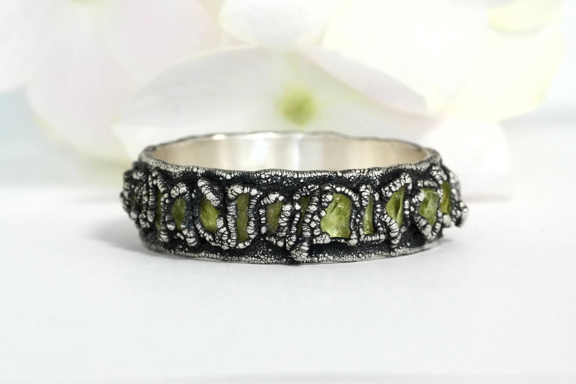 Roher Peridot Eternity Ring Grüner Kristall Herren Ehering August Birthstone Schmuck Elektrogeformter Silberring von eMerakiGalaxy