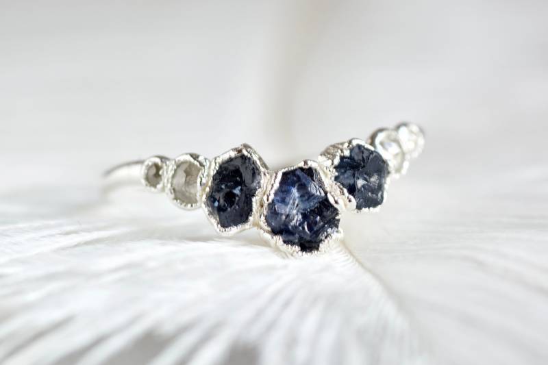 Roher Saphir-Wellenring 999Er Reinsilber Natürlicher Saphir Ehering Rustikaler Und Weißer Diamant Chevron Ring Silberring von eMerakiGalaxy