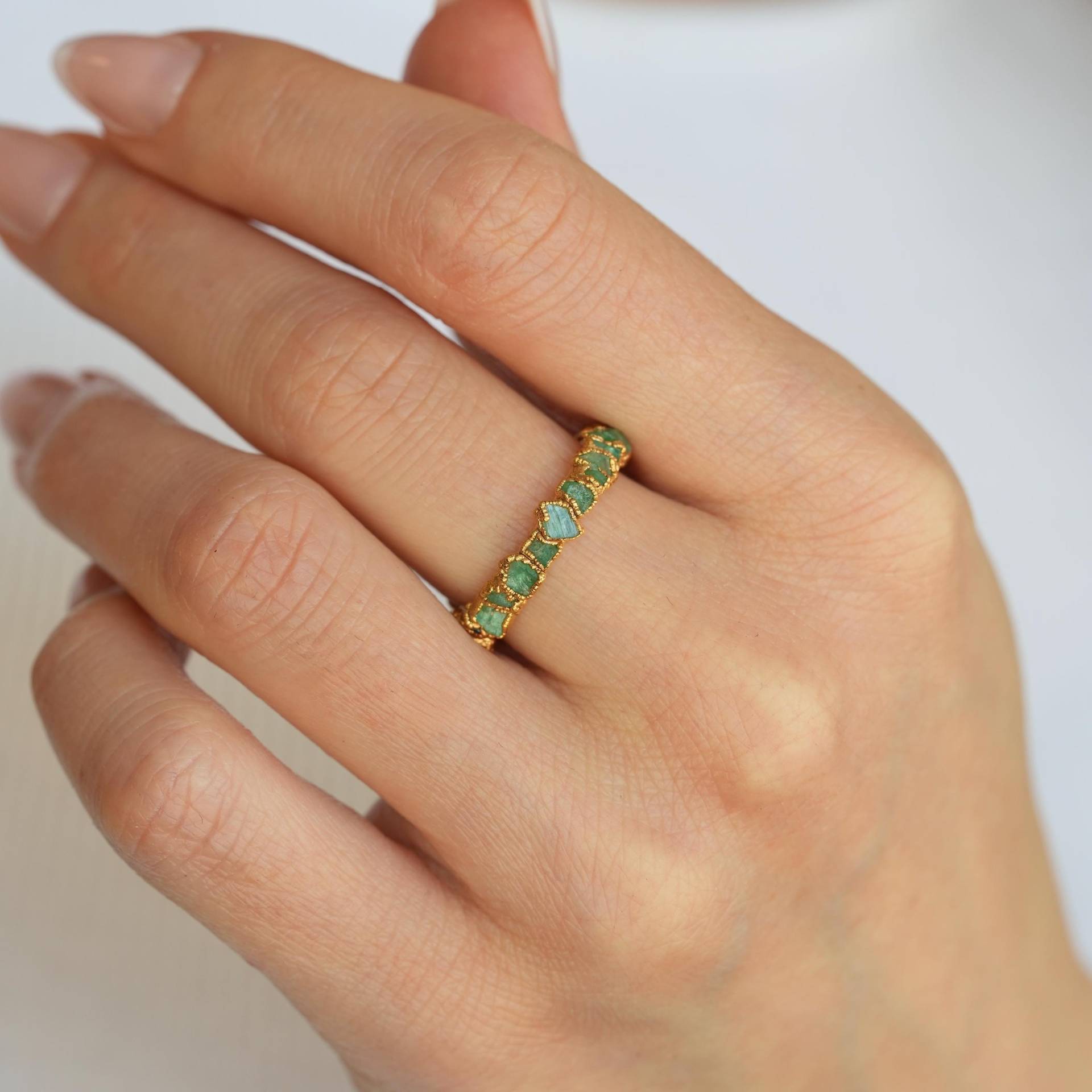 Roher Smaragd Eternity Ring Ehering Natürliche Rohsmaragd Bandring Reiner Silber Smaragdring von eMerakiGalaxy