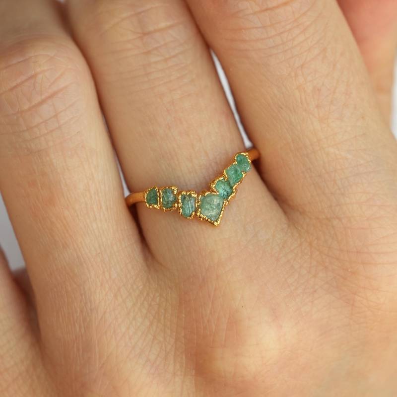 Roher Smaragd Ring Light Green Wave Band Natürliche Ehering Electroformed Silber Jubiläumsgeschenk Schmuck von eMerakiGalaxy