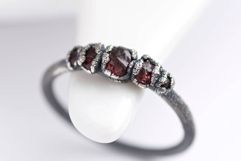 Roter Granat Ring Rts 999 Pur Schwarz Silber Elektrogeformter Roher Ring Mit 5 Steinen in Us Größe 5.5/Uk K 1/2 Roter Granat Ring Rts 999 Pur Schwarz Silber Elektrogeformter Roher Ring Mit 5 Steinen in Us Größe 5.5/Uk K 1/2 von eMerakiGalaxy