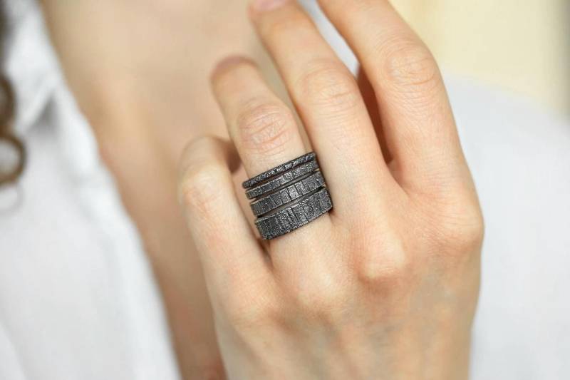 Rustikaler Silber Bandring Oxidierter Ehering Bio-Wald-stil Ring Elektrogeformter Fassring Handgefertigter Alternativer von eMerakiGalaxy
