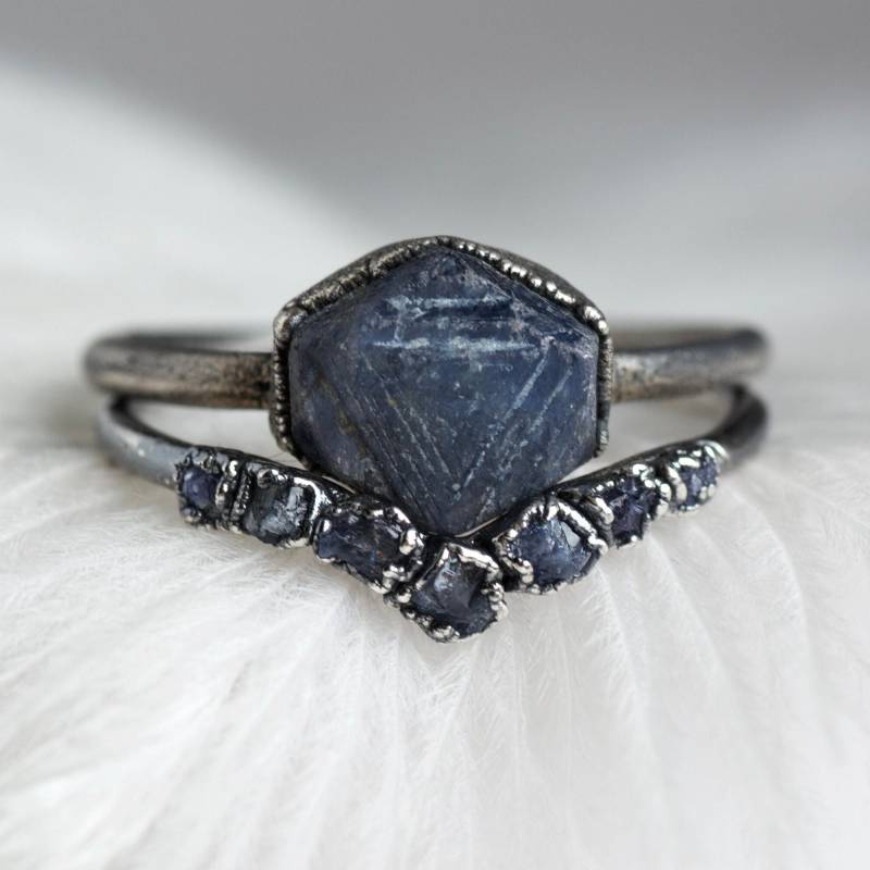 Saphir-Hochzeits-Set, Hochzeit Im September Alternative Rohe Dunkelblaue Ring-Set Saphir-Ringe Rustikale Hochzeits-Set von eMerakiGalaxy