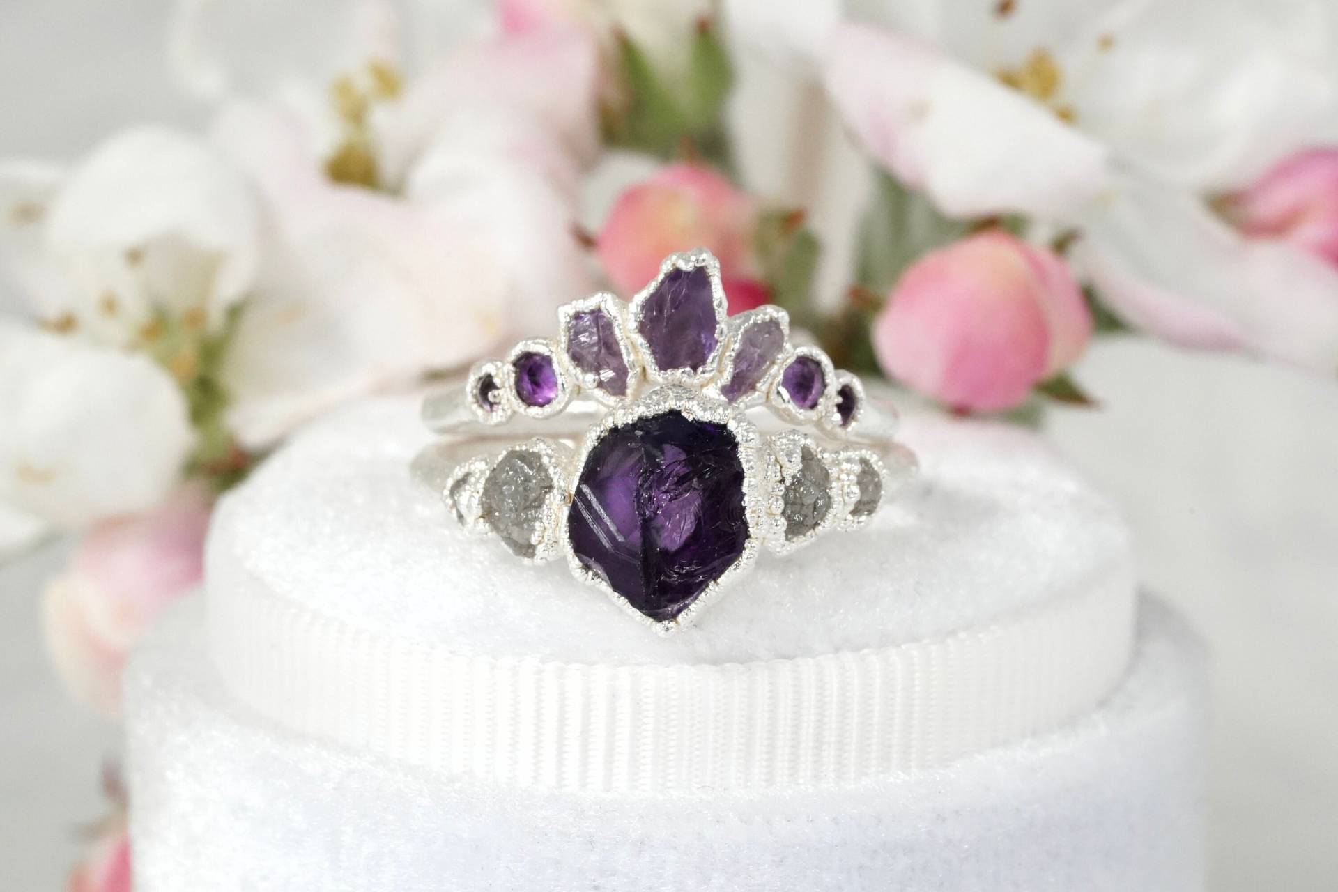 Set Oder Einzel // Rustikaler Roher Amethyst Und Rohdiamant Ehering Set von eMerakiGalaxy