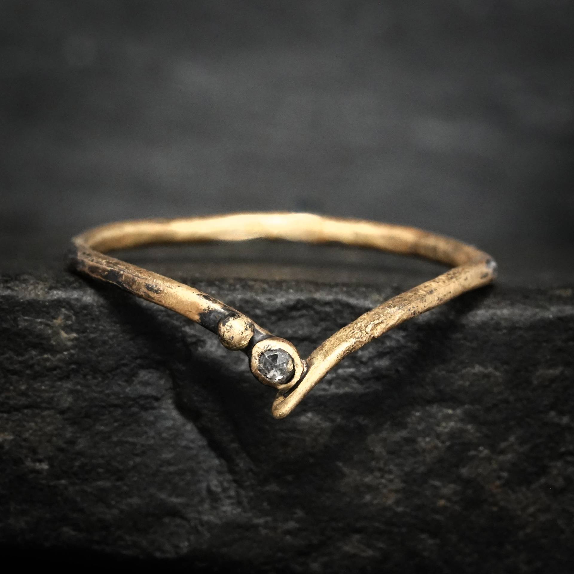 Galaxy Diamant Welle Ring. Rustikale Bio-Alternative Grau Galaxie Salz Und Pfeffer Natürliche Diamant-Wellen-Chevron Nesting Wedding Band Ring von eMerakiStudio