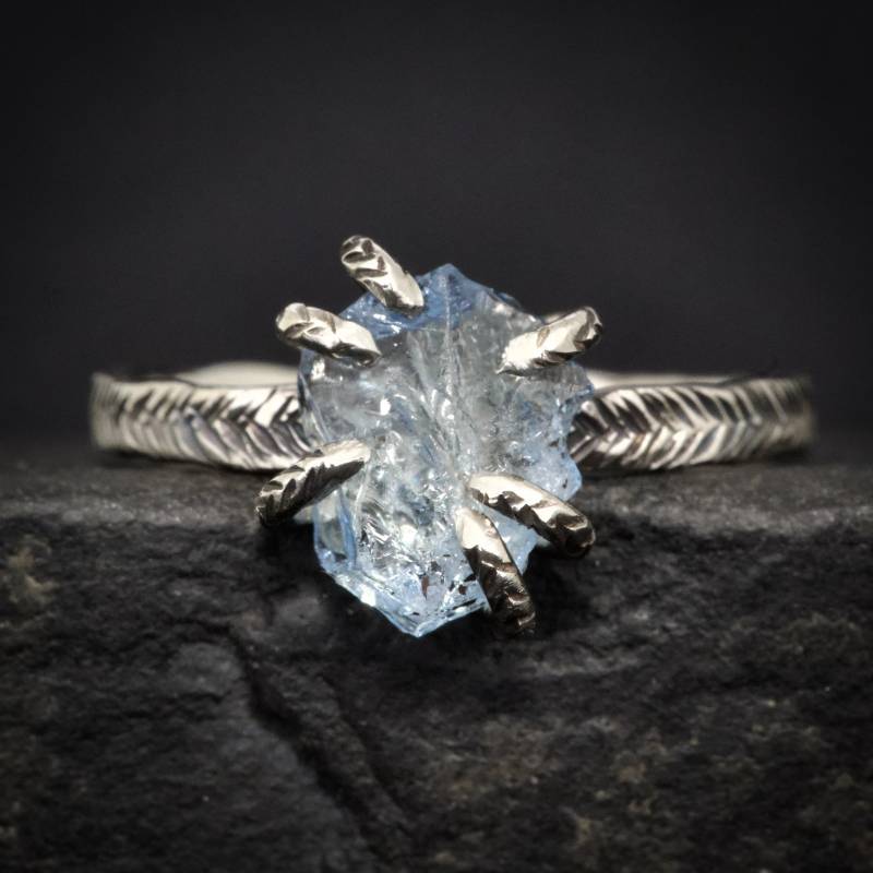 Roher Aquamarin-Ring. Einzigartige Rustikale Rebel Alternative Organic Feder Rohe Raue Ungeschnitten Natürliche Blaue Prong Set Aquamarin von eMerakiStudio