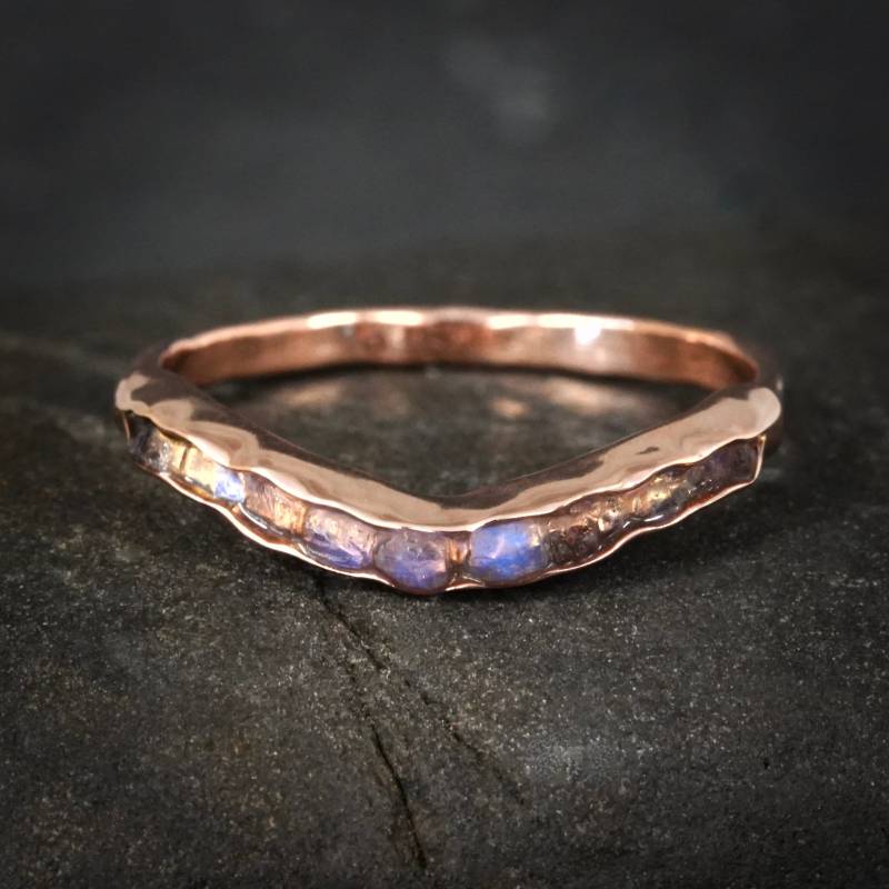 Regenbogen Mondstein Wellenring. Roher Ungeschnittener Natürlicher Blauer Blitz Weißer Mondstein-Wellen-Chevron-Ehering Ring von eMerakiStudio