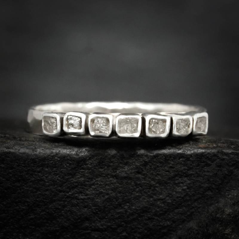 Weißer Würfel Diamant Ring. Natürlicher Roher Ungeschnittener Natürlicher Grauer Weißer Würfel-Quadrat Diamant-Hochzeitsbandring. Rohdiamant Bandring von eMerakiStudio