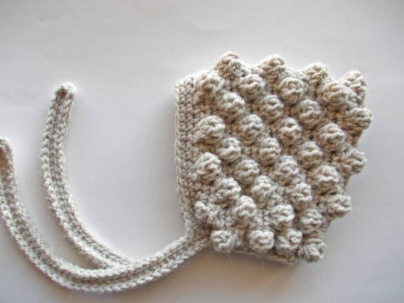 Handgefertigte Häkelmütze Pixie Wolle in Beige - Mütze Mit Bommel-Detail Handgemachte von eanddcreation