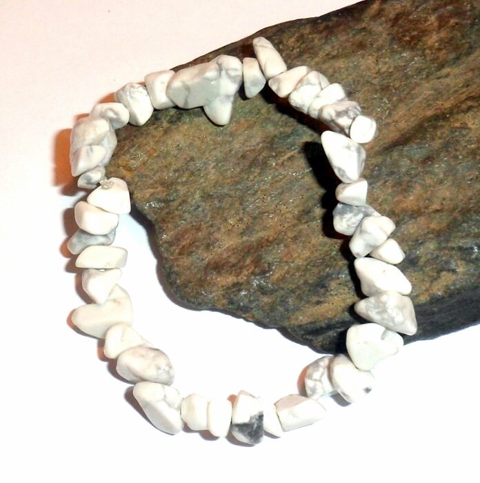 Howlite Chip Stretch Armband Einstellbare Ohrthegie #2732 von earthegy