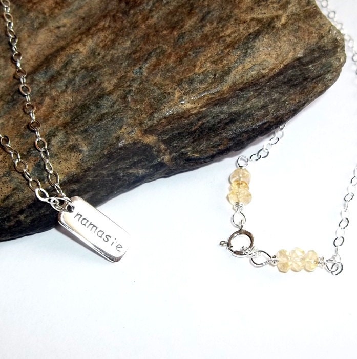 Namaste Wort Charme Granat Yoga Halskette Sterling Silber Earthegy #385 von earthegy