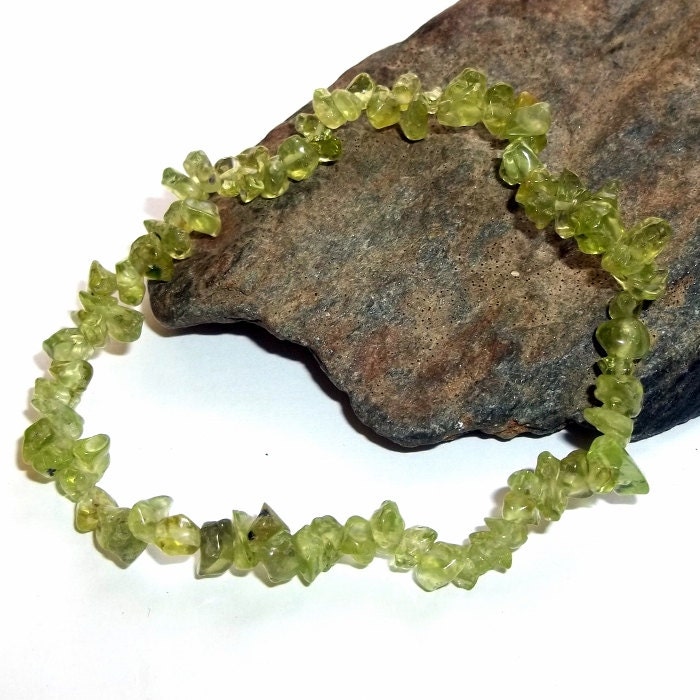 Peridot Chip Stretch Armband Verstellbar Earthegy #1329 von earthegy