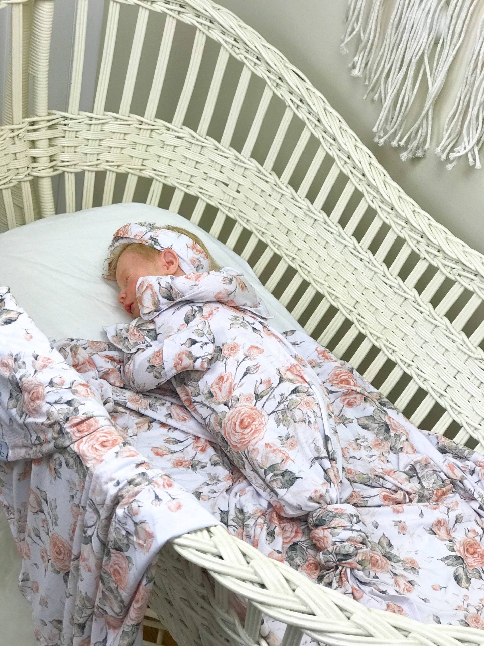 Bambus Ultra Soft Baby Neugeborene Mädchen Geknotetes Kleid Claire Floral Rosa Babykleid Neugeborenen Nach Hause Kommen Outfit Bambus Ultra Soft Baby Neugeborene Mädchen Geknotetes Kleid Claire Floral Rosa Babykleid Neugeborenen Nach Hause Kommen Outfit von earthenkindco