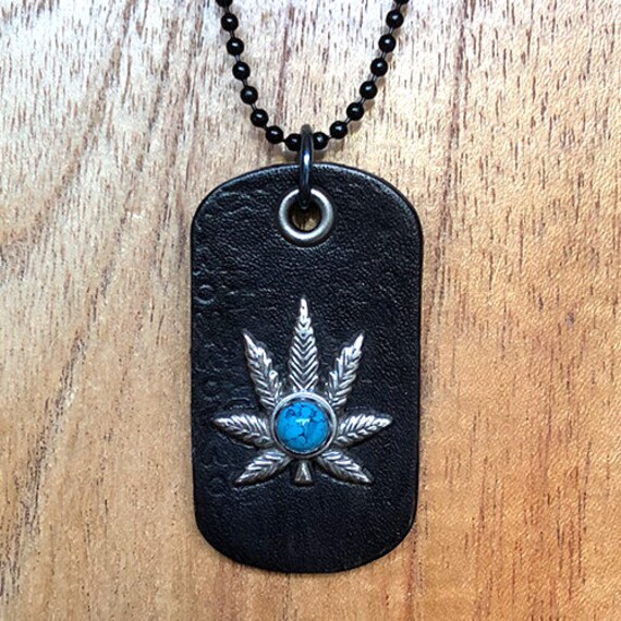 Schwarze Leder Dog Tag Halskette Mit Hanf Design Schwarze Leder Dog Tag Halskette Mit Hanf Design von earthnest