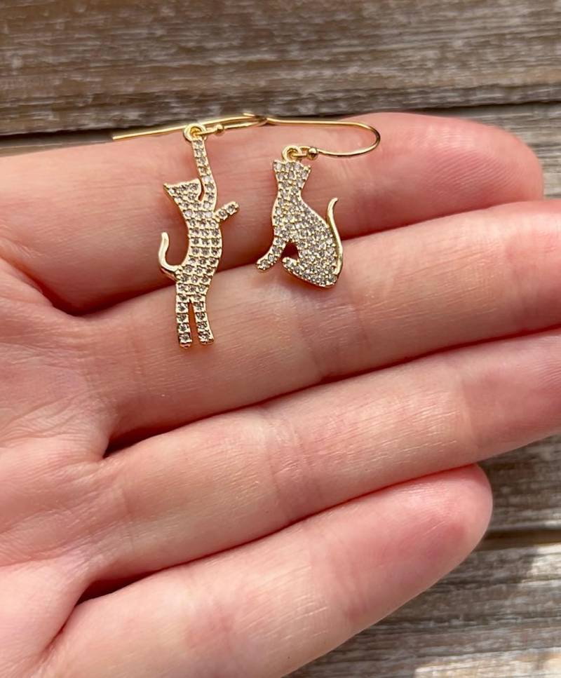 Katzen Ohrring Gold, Baumeln Ohrring, Cz Kitty Tropfenohrring, Kätzchen Schmuck, Katzendame, Frauen Geschenk, Katzenliebhaber Gold Kristall von earthwatersol