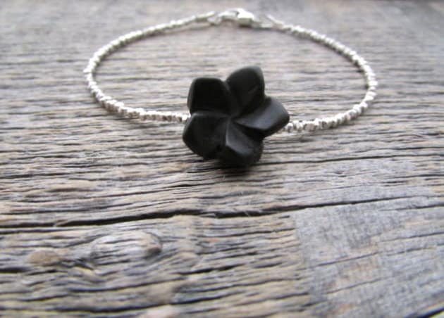 Silber Blume Armband, Schwarze Onyx Blume, Charm Blumenschmuck, Blumenmädchen Geschenk, Geschenk Für Sie, Tochter Mama Silber Blume Armband, Schwarze Onyx Blume, Charm Blumenschmuck, Blumenmädchen Geschenk, Geschenk Für Sie, Tochter Mama von earthwatersol