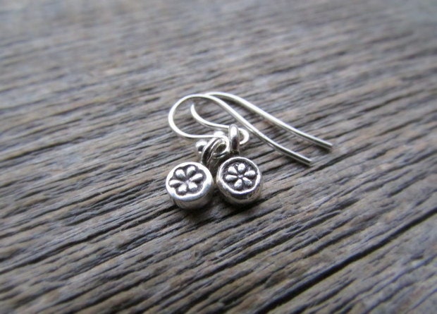 Silber Blumen Ohrringe, 5mm, Blume Charm, Sterling Silber, Oxidiertes Blumenschmuck, Hill Tribe Geschenk Für Sie, Unter 25 von earthwatersol