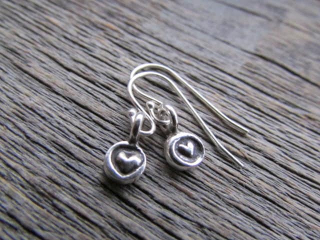 Silber Herz Ohrringe, Valentinstag Geschenk, Herz-Ohrring Baumeln, Kleine Ohrring, Sterling Silber, Tropfen Valentinstag, Geschenk Für Sie Silber Herz Ohrringe, Valentinstag Geschenk, Herz-Ohrring Baumeln, Kleine Ohrring, Sterling Silber, Tropfen Valentinstag, Geschenk Für Sie von earthwatersol