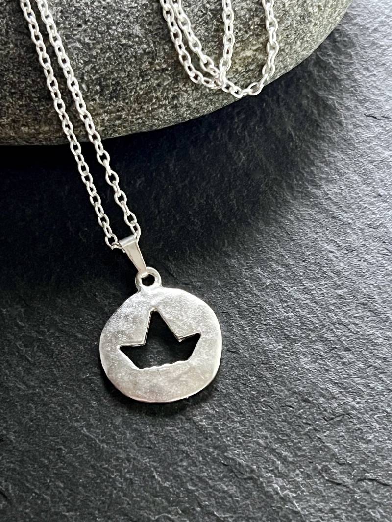 Ebbe Und Flut Halskette Papierboot Mattsilber - Maritime Papierschiffchen Kette Ebbe Flut® von ebbeundflut