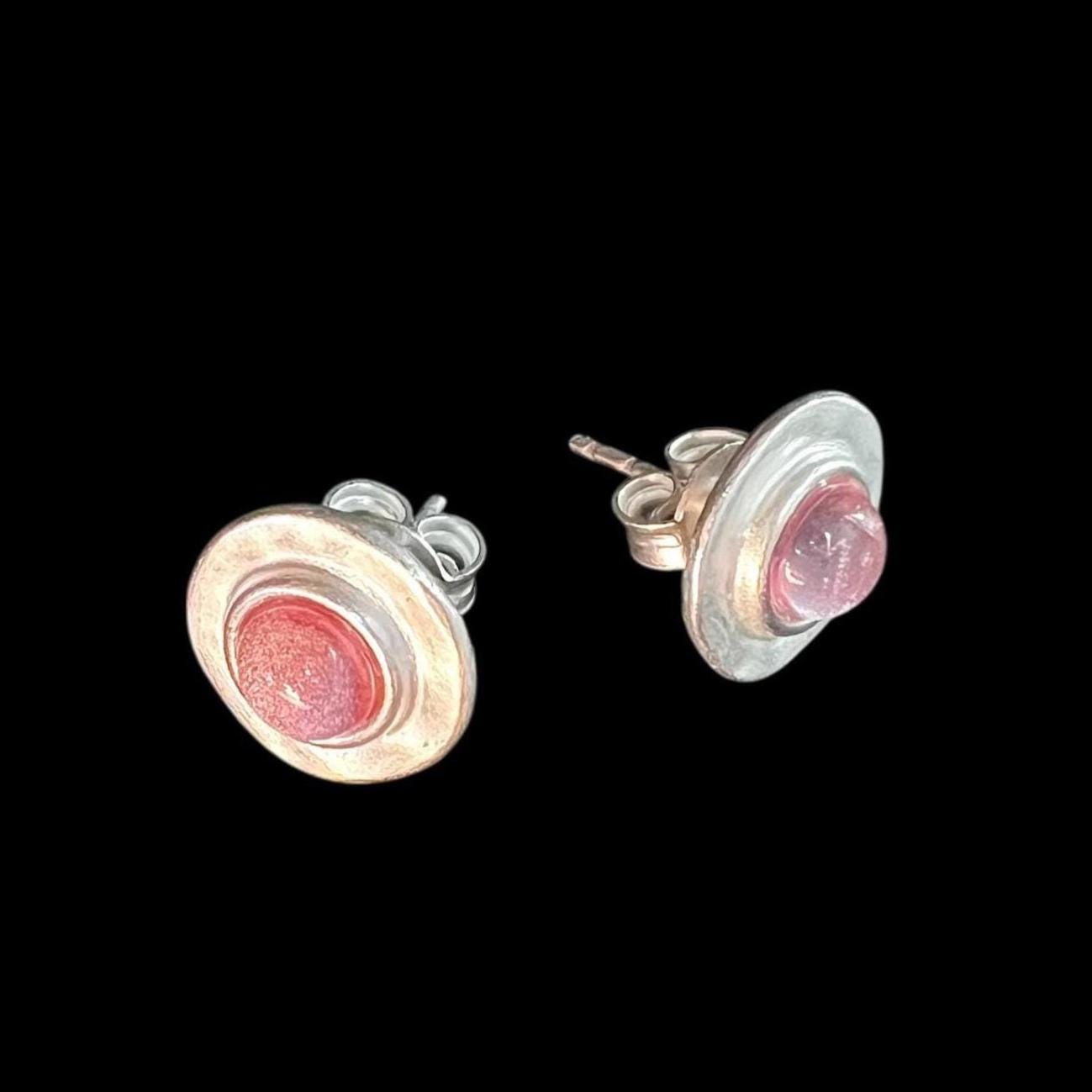 Ebbe Und Flut Ohrstecker Nordseesilber Pink - Rund Matt Versilbert Mit Pinkfarbenem Glasstein Blattsilber Rund von ebbeundflut