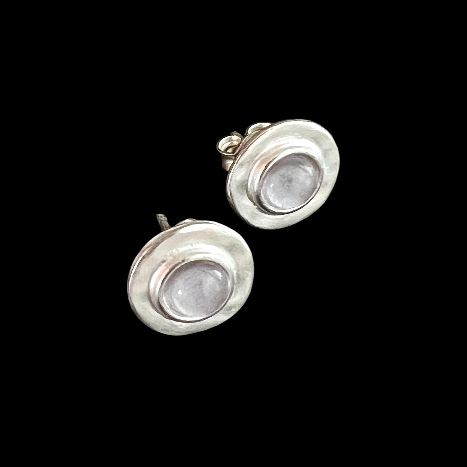 Ebbe Und Flut Ohrstecker Nordseesilber Zart Lila - Rund Matt Versilbert Mit Helllila Glasstein Blattsilber Ohrringe Von Ebbe Flut® von ebbeundflut