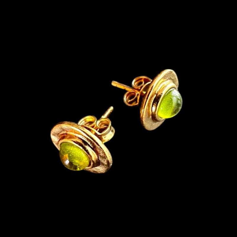 Ebbe Und Flut Ohrstecker Ostseegold Grün - Rund 22 K Vergoldet Mit Grünem Glasstein Blattsilber Ohrringe Von Ebbe Flut® von ebbeundflut