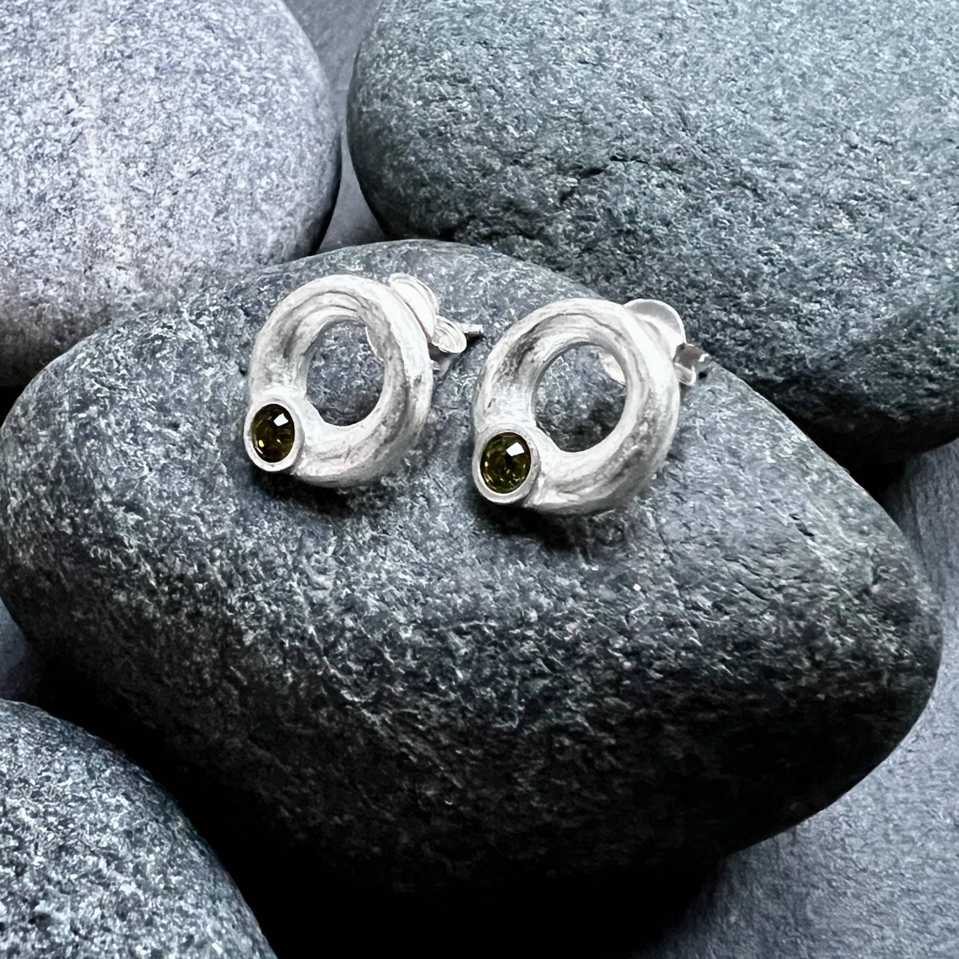 Ebbe Und Flut Ohrstecker Ringe Nordsee Grün Versilbert - Runde Ohrstecker, Hoops, Kreis Mit Grünem Glasstein Von Ebbe Flut® von ebbeundflut
