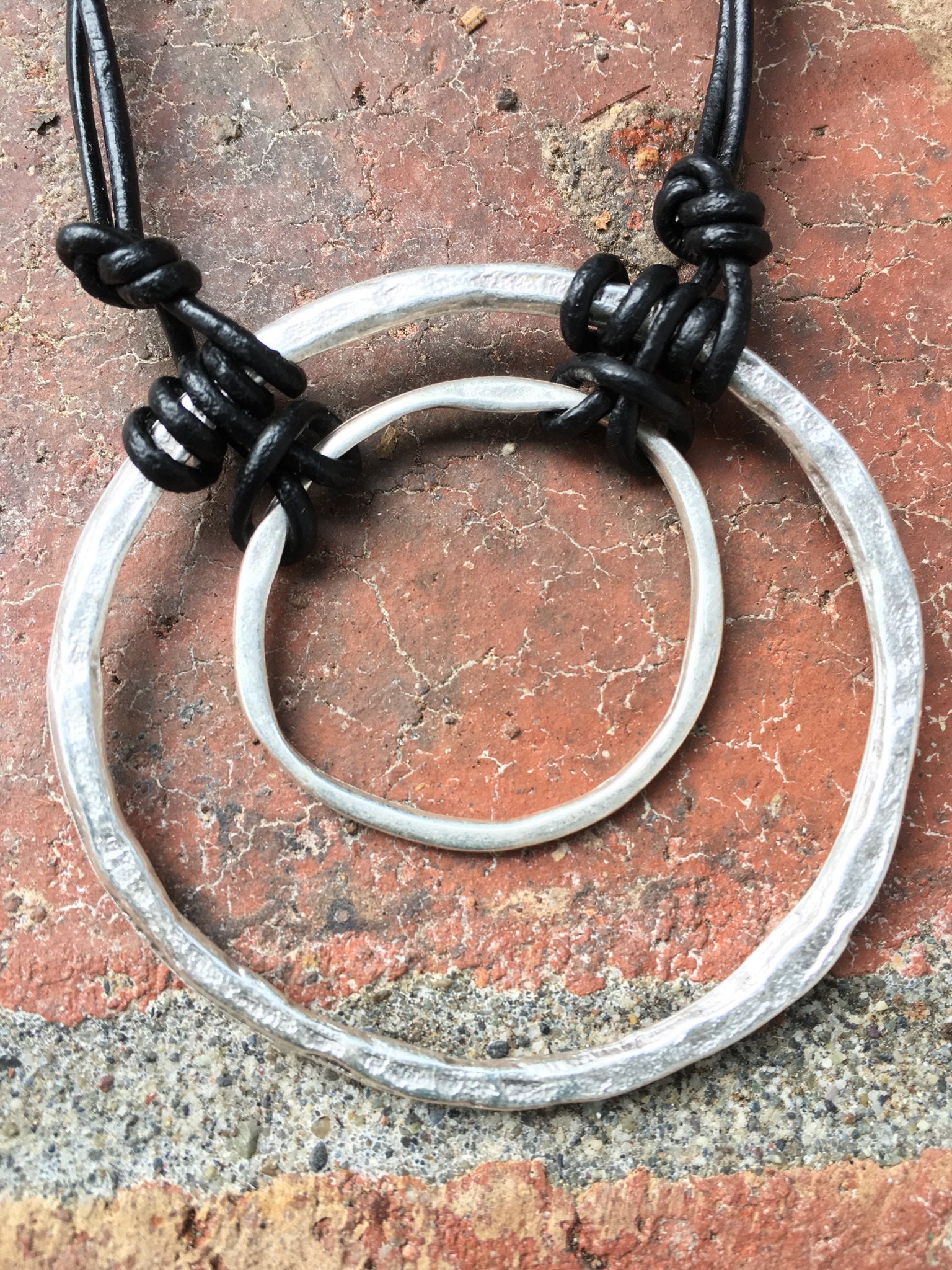 Gehämmerte Silberkette Mit Echtem Lederband Silbernem Knebelverschluss; Organisch, Gehämmert, Minimalistisch, Frech Gehämmerte Silberkette Mit Echtem Lederband Silbernem Knebelverschluss; Organisch, Gehämmert, Minimalistisch, Frech von echoandfly
