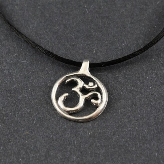 Ohm Sterling Silber Halskette An Venezianerkette Oder Schwarzem Satinband von echoandwild