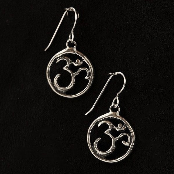 Ohm Sterling Silber Ohrringe von echoandwild